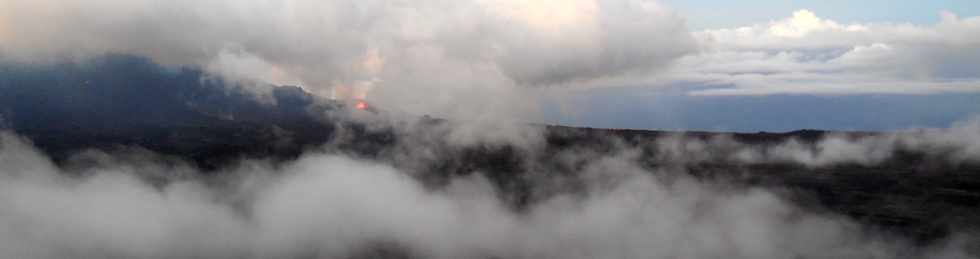 19 mai 2015 - Piton de la Fournaise - Sentier du Piton de Bert -  Vue sur l'ruption du 17 mai 2015 prs du Cratre Langlois -