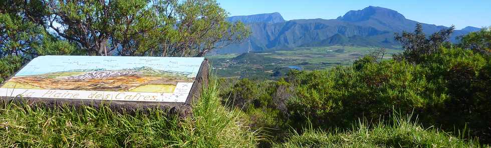 23 mai 2015 - Massif du Piton de la Fournaise - Vue depuis le Nez de Boeuf vers le Piton des Neiges