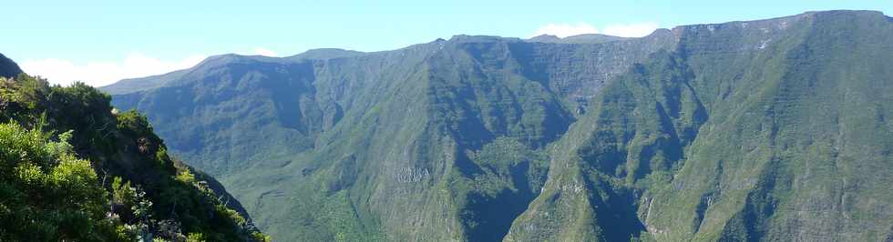 23 mai 2015 - Massif de la Fournaise - Nez de Boeuf - Vue sur la rive gauche de la rivire des Remparts