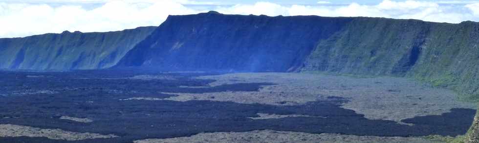 30 octobre 2015 - Massif de la Fournaise - Sentier du Piton de Bert -  Vue sur le rempart brl