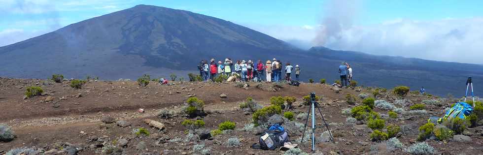 30 octobre 2015 - Massif de la Fournaise - Piton Rouge - Crmonie de dnomination du cratre Kei Aki et du cratre Kalla et Pl