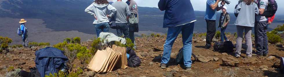 30 octobre 2015 - Massif de la Fournaise - Piton Rouge - Crmonie de dnomination du cratre Kei Aki et du cratre Kalla et Pl