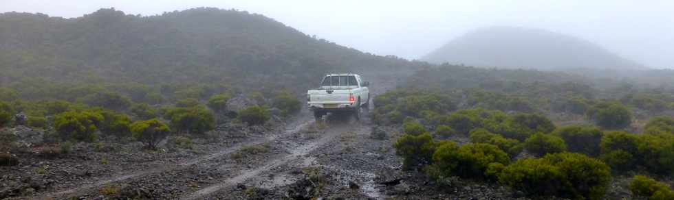 26 mai 2016 - Eruption au Piton de la Fournaise - Ile de la Runion - Piton de Bert - 4x4 de l'OVPF  -