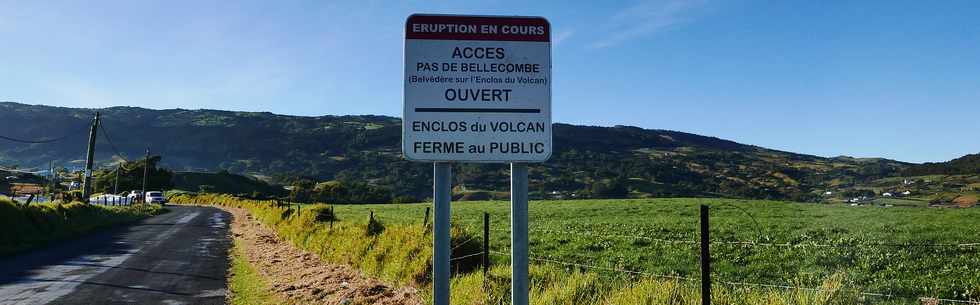 14 juillet 2017 - Ile de la Runion - Eruption au Piton de la Fournaise -   Panneau d'interdiction d'accs  l'Enclos