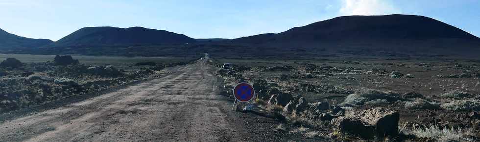 14 juillet 2017 - Ile de la Runion - Eruption au Piton de la Fournaise -  Plaine des Sables - Pose de panneaux d'interdiction de stationner