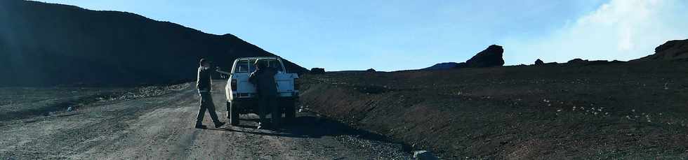 14 juillet 2017 - Ile de la Runion - Eruption au Piton de la Fournaise -  Pose de panneaux d'interdicyion de stationner par l'ONF