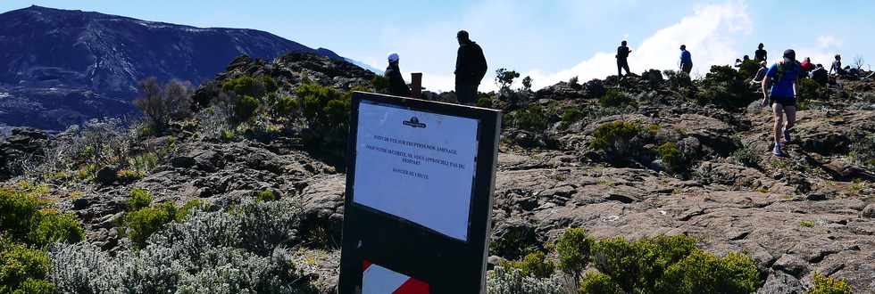 14 juillet 2017 - Ile de la Réunion - Eruption au Piton de la Fournaise - Vue depuis le Piton de Bert - Panneau ONF