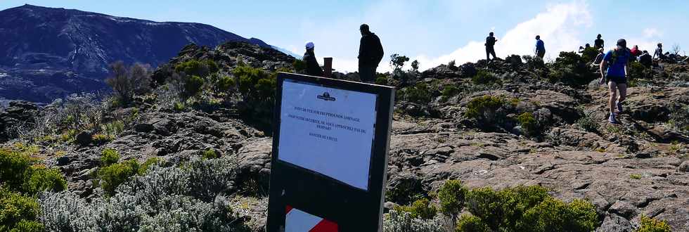 14 juillet 2017 - Ile de la Runion - Eruption au Piton de la Fournaise - Vue depuis le Piton de Bert - Panneau ONF