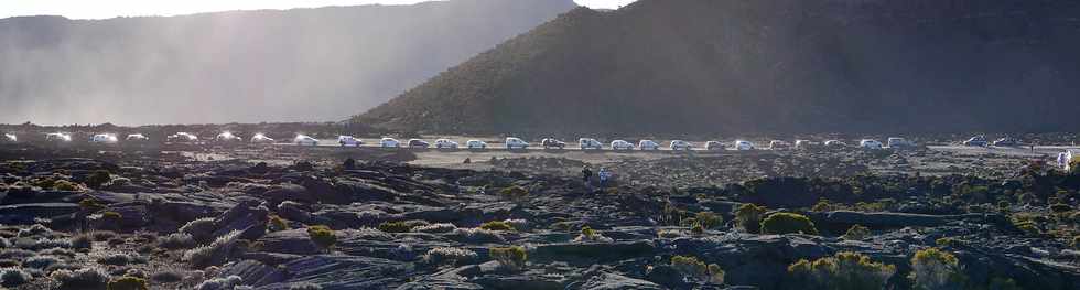 14 juillet 2017 - Ile de la Runion - Eruption au Piton de la Fournaise - Sentier du Piton de Bert - Vue sur vhicules en attente de parking  -