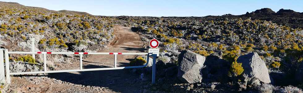 14 juillet 2017 - Ile de la Runion - Eruption au Piton de la Fournaise - Sentier du Piton de Bert - Retour vers le parking Foc Foc  - Barrire de la piste