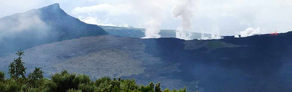 3 avril 2018 - Eruption du Piton de la Fournaise - Fissure au pied du Nez Coup de Ste-Rose - Vue depuis le sentier