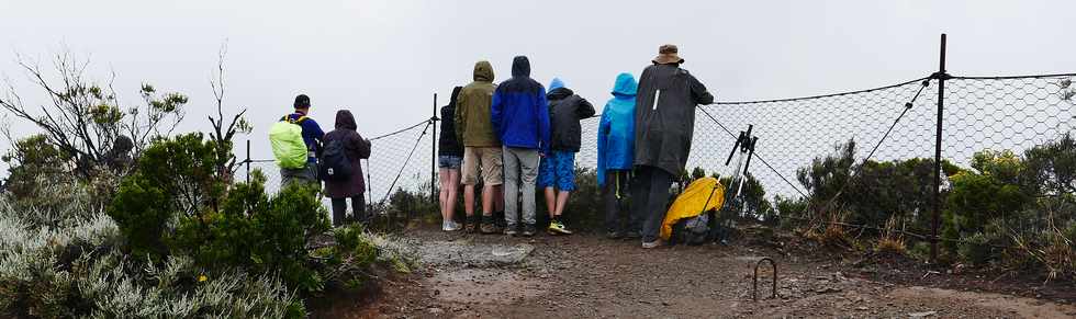 3 avril 2018 - Eruption du Piton de la Fournaise - Fissure au pied du Nez Coup de Ste-Rose - Randonneurs au Piton de Partage