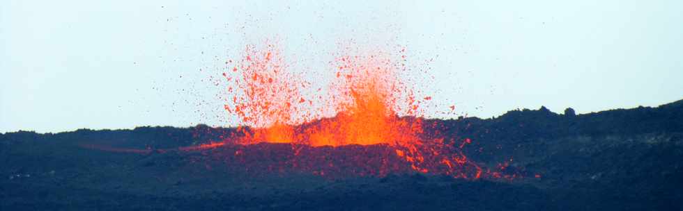 3 avril 2018 - Eruption du Piton de la Fournaise - Fissure au pied du Nez Coup de Ste-Rose - Vue depuis le sentier