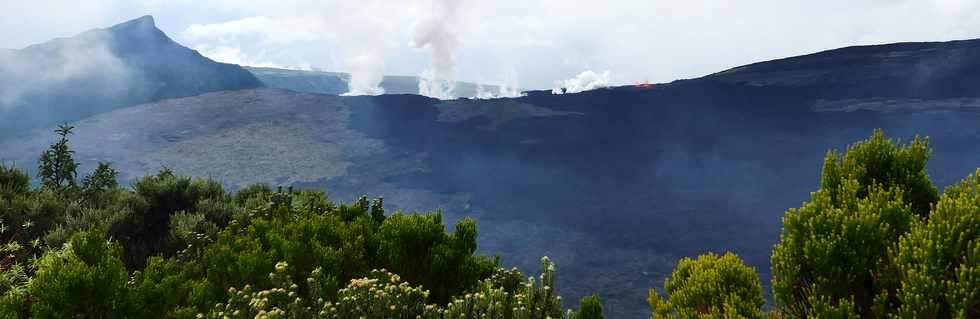 3 avril 2018 - Eruption du Piton de la Fournaise - Fissure au pied du Nez Coup de Ste-Rose - Vue depuis le sentier