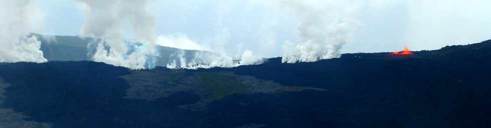 3 avril 2018 - Eruption du Piton de la Fournaise - Fissure au pied du Nez Coup de Ste-Rose - Vue depuis le sentier