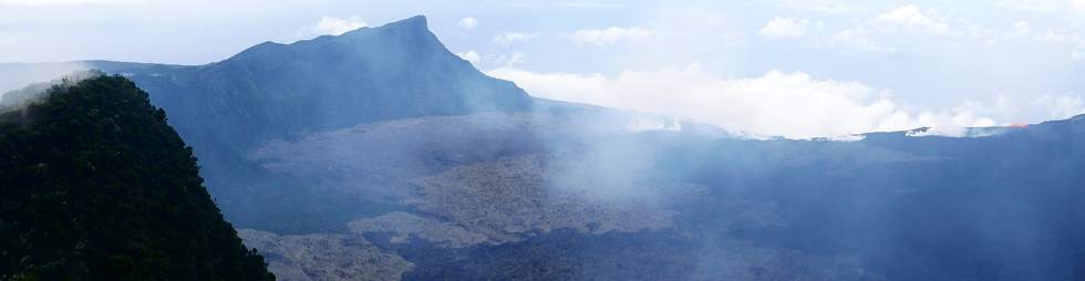 3 avril 2018 - Eruption du Piton de la Fournaise - Fissure au pied du Nez Coup de Ste-Rose - Vue depuis le sentier