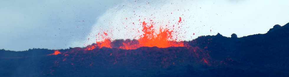 3 avril 2018 - Eruption du Piton de la Fournaise - Fissure au pied du Nez Coup de Ste-Rose - Vue depuis le sentier