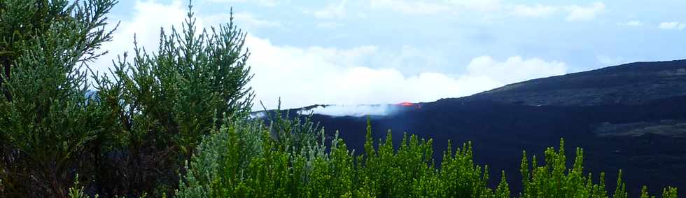 3 avril 2018 - Eruption du Piton de la Fournaise - Fissure au pied du Nez Coup de Ste-Rose - Vue depuis le sentier