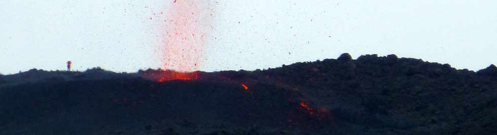 3 avril 2018 - Eruption du Piton de la Fournaise - Fissure au pied du Nez Coupé de Ste-Rose - Vue depuis le sentier  - Hélicoptère