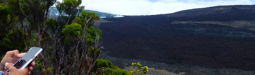 3 avril 2018 - Eruption du Piton de la Fournaise - Fissure au pied du Nez Coup de Ste-Rose - Vue depuis le sentier