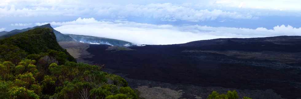 3 avril 2018 - Eruption du Piton de la Fournaise - Fissure au pied du Nez Coup de Ste-Rose - Vue depuis le sentier