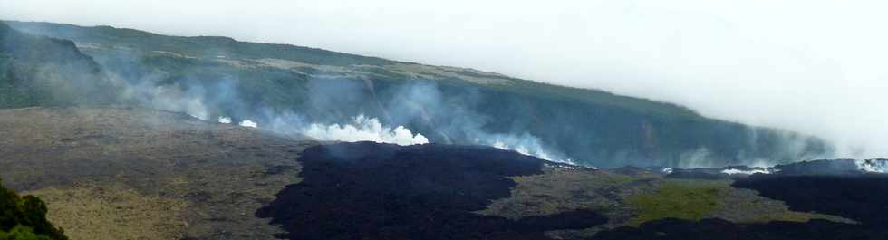 3 avril 2018 - Eruption du Piton de la Fournaise - Fissure au pied du Nez Coup de Ste-Rose - Vue depuis le sentier