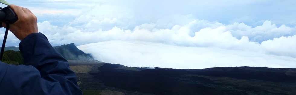 3 avril 2018 - Eruption du Piton de la Fournaise - Fissure au pied du Nez Coup de Ste-Rose - Vue depuis le Piton de Partage