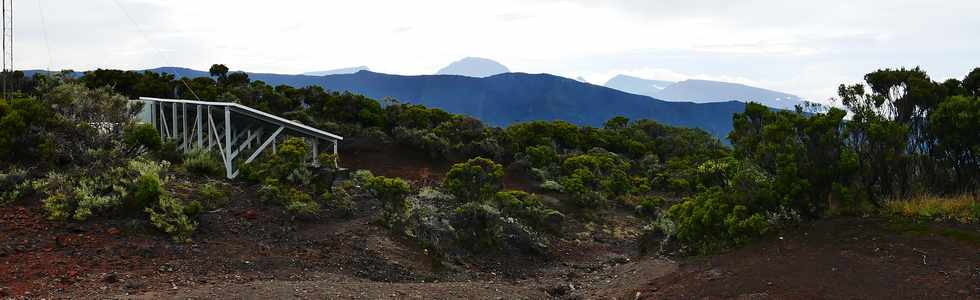 3 avril 2018 - Eruption du Piton de la Fournaise - Fissure au pied du Nez Coup de Ste-Rose - Vue depuis le Piton de Partage