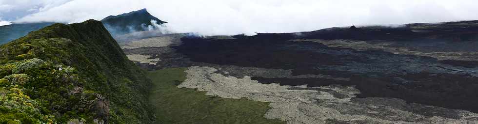 3 avril 2018 - Eruption du Piton de la Fournaise - Fissure au pied du Nez Coup de Ste-Rose - Vue depuis le Piton de Partage