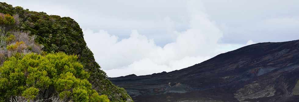 3 avril 2018 - Eruption du Piton de la Fournaise - Fissure au pied du Nez Coup de Ste-Rose -Sur le sentier entre le Piton de Partage et le Pas de Bellecombe -