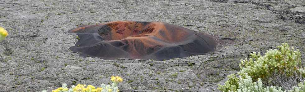 3 avril 2018 - Eruption du Piton de la Fournaise - Fissure au pied du Nez Coup de Ste-Rose -Sur le sentier entre le Piton de Partage et le Pas de Bellecombe - Formica Lo