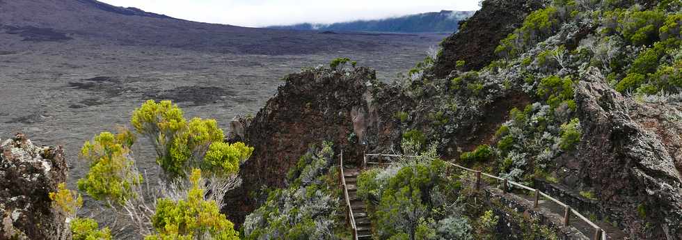 3 avril 2018 - Eruption du Piton de la Fournaise - Fissure au pied du Nez Coup de Ste-Rose -Sur le sentier entre le Piton de Partage et le Pas de Bellecombe -