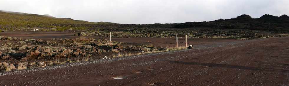 3 avril 2018 - Eruption du Piton de la Fournaise - Fissure au pied du Nez Coup de Ste-Rose -  Parking Foc-Foc vide