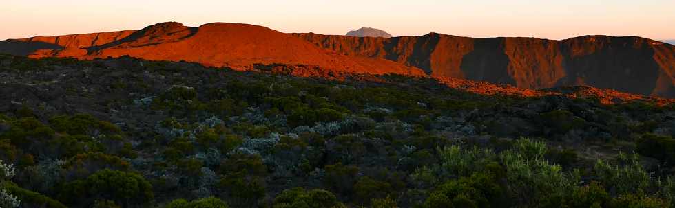 15 aot 2018 - Massif du Piton de la Fournaise -Parking du Pas de Bellecombe  - Vue sur le Rempart des Sables