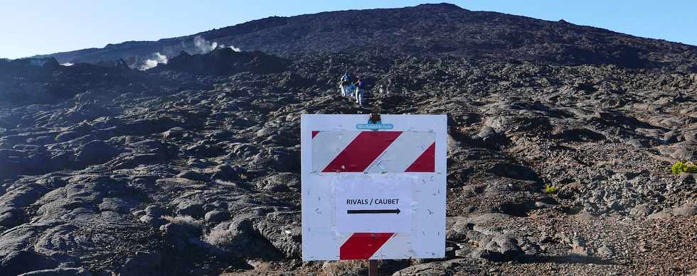 15 aot 2018 - Massif du Piton de la Fournaise - Enclos Fouqu -  Bretelle Rivals - Josmont  - Arrive  la coule du 13 juillet 2018  - Panneaux