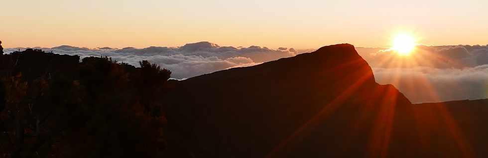 15 aot 2018 - Massif du Piton de la Fournaise - Pas de Bellecombe -  Lever de soleil sur le Piton de Partage