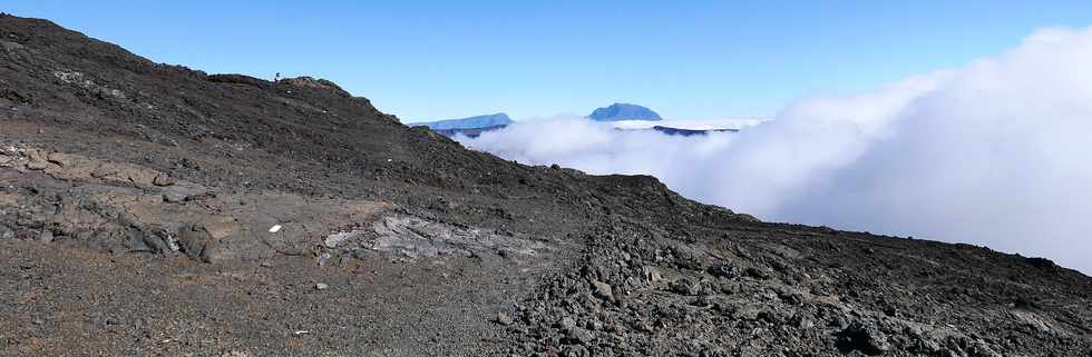 15 aot 2018 - Piton de la Fournaise - Sentier d'accs au cratre Dolomieu - Piton des Neiges et Grand Bnare au-dessus des nuages