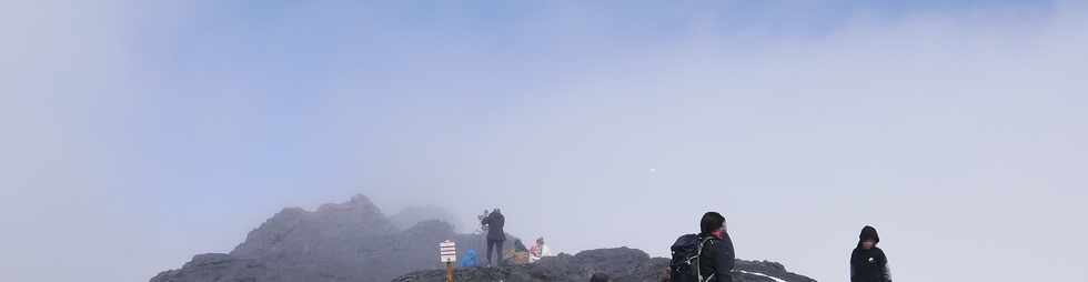 15 août 2018 - Piton de la Fournaise - Plateforme d'observation du cratère Dolomieu - les nuages se retirent
