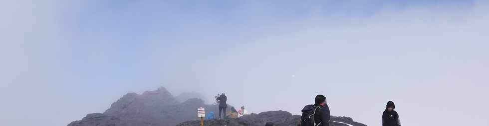 15 aot 2018 - Piton de la Fournaise - Plateforme d'observation du cratre Dolomieu - les nuages se retirent