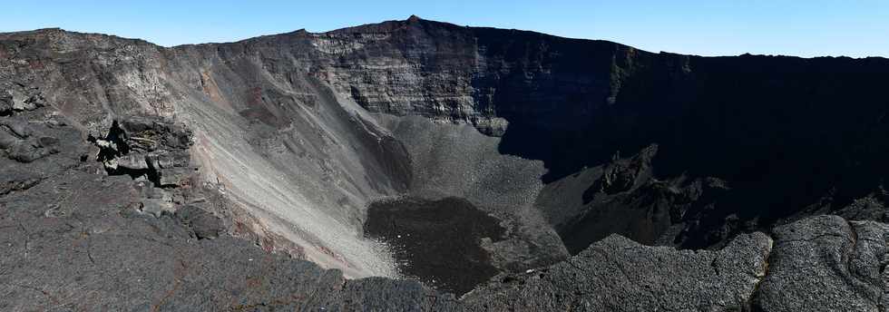 15 aot 2018 - Piton de la Fournaise - Plateforme d'observation du cratre Dolomieu - Vue sur le fond du cratre -