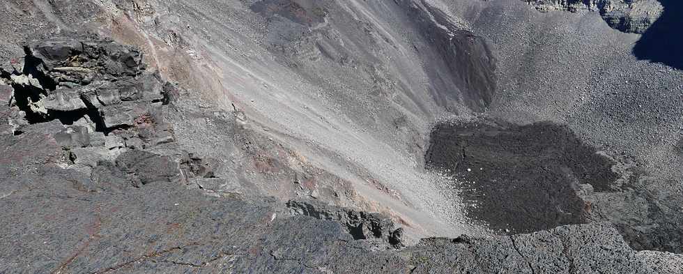 15 aot 2018 - Piton de la Fournaise - Plateforme d'observation du cratre Dolomieu - Vue sur le fond du cratre -