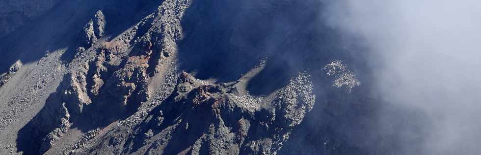 15 aot 2018 - Piton de la Fournaise - Plateforme d'observation du cratre Dolomieu - Vue sur l'intrieur (face nord) -