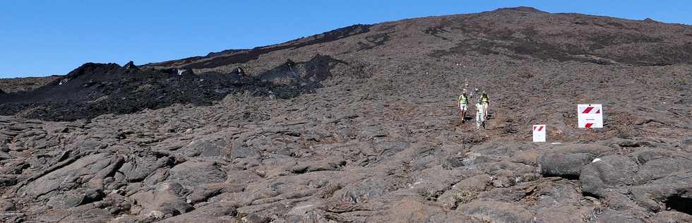 15 aot 2018 - Piton de la Fournaise - Sentier d'accs  la plateforme d'observation du cratre Dolomieu - Retour vers le Pas de Bellecombe  - Coule du 13 juillet 2018 -