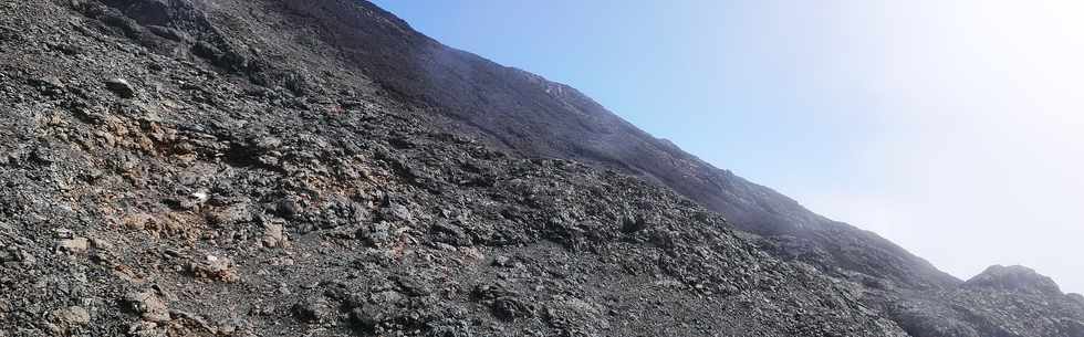 15 aot 2018 - Piton de la Fournaise - Sentier d'accs  la plateforme d'observation du cratre Dolomieu - Retour vers le Pas de Bellecombe