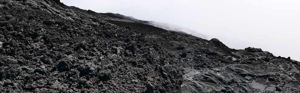 15 aot 2018 - Piton de la Fournaise - Sentier d'accs  la plateforme d'observation du cratre Dolomieu - Retour vers le Pas de Bellecombe