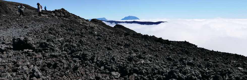 15 aot 2018 - Piton de la Fournaise - Sentier d'accs  la plateforme d'observation du cratre Dolomieu - Retour vers le Pas de Bellecombe