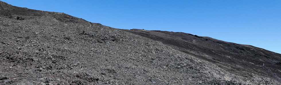 15 août 2018 - Piton de la Fournaise - Sentier d'accès à la plateforme d'observation du cratère Dolomieu - Retour vers le Pas de Bellecombe