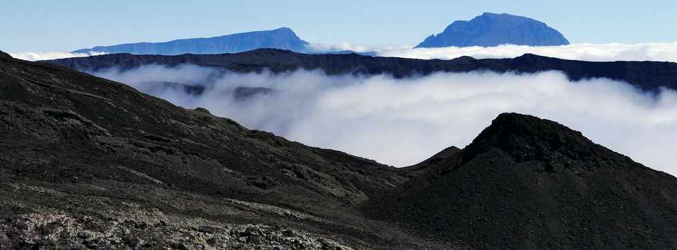 15 aot 2018 - Piton de la Fournaise - Sentier d'accs  la plateforme d'observation du cratre Dolomieu - Retour vers le Pas de Bellecombe  - Piton des Neiges et Grand Bnare