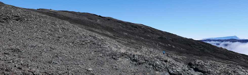 15 aot 2018 - Piton de la Fournaise - Sentier d'accs  la plateforme d'observation du cratre Dolomieu - Retour vers le Pas de Bellecombe