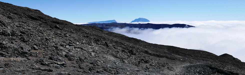 15 aot 2018 - Piton de la Fournaise - Sentier d'accs  la plateforme d'observation du cratre Dolomieu - Retour vers le Pas de Bellecombe